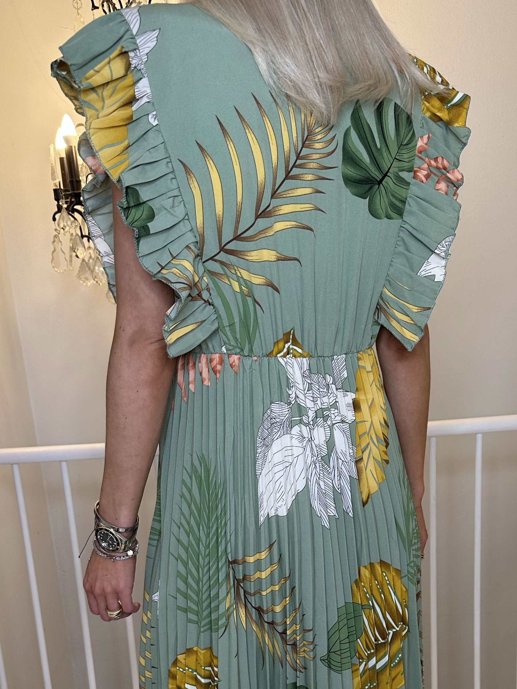 Lullu Leaf - Lång klänning med volanger och veckad kjol